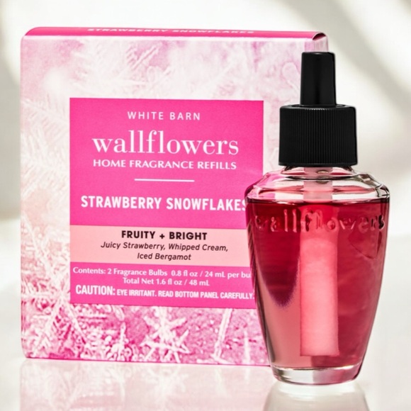 Bath & Body Works Wallflowers Refill Strawberry Snowflakes Winter Refills NWT - Picture 1 of 3